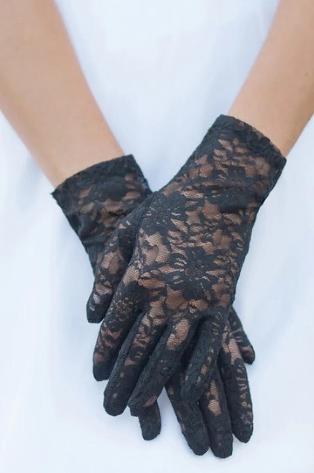 Black or White Wrist Lace Gloves