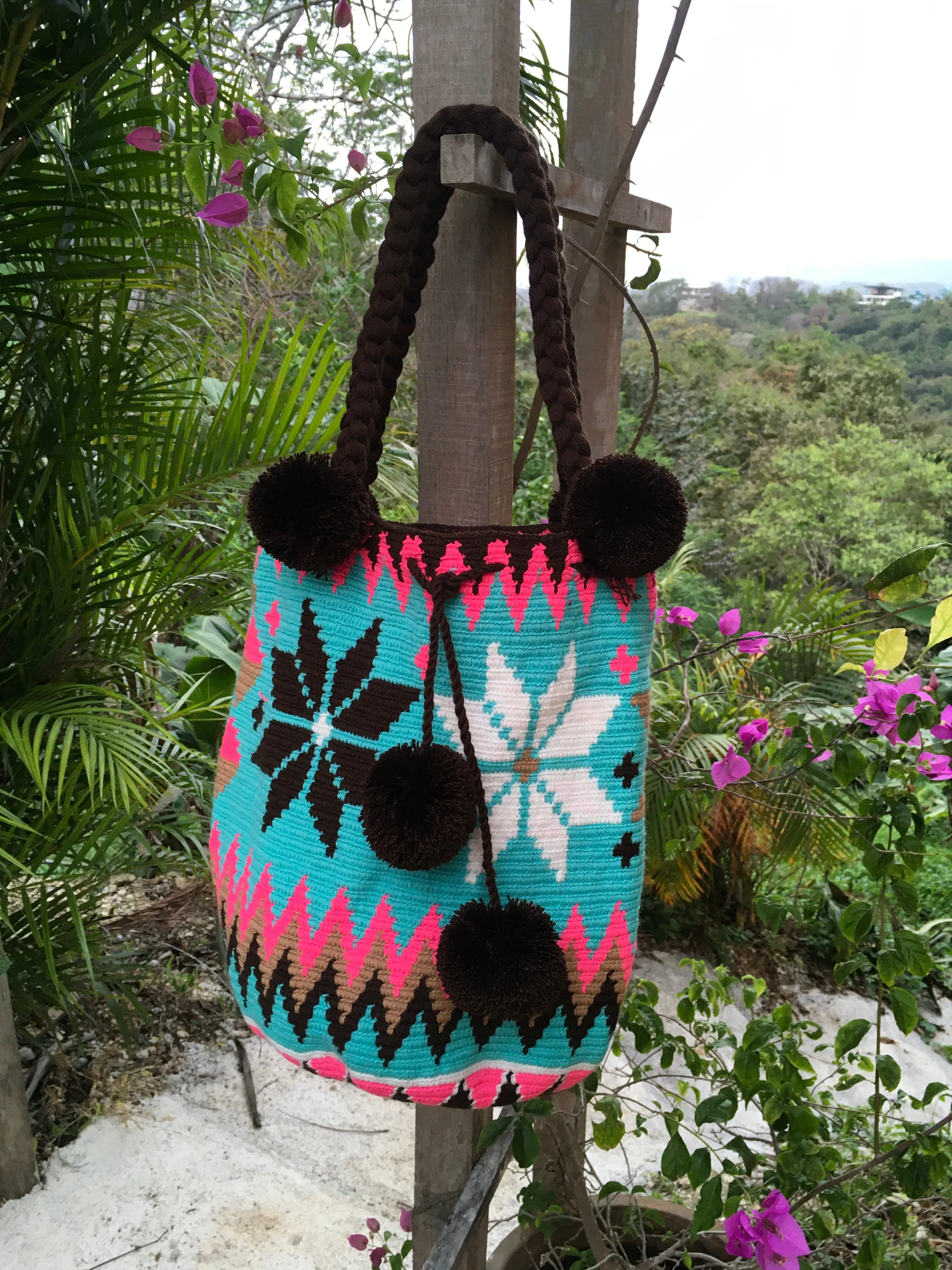 Geometric Floral Design Pom Pom Mochila