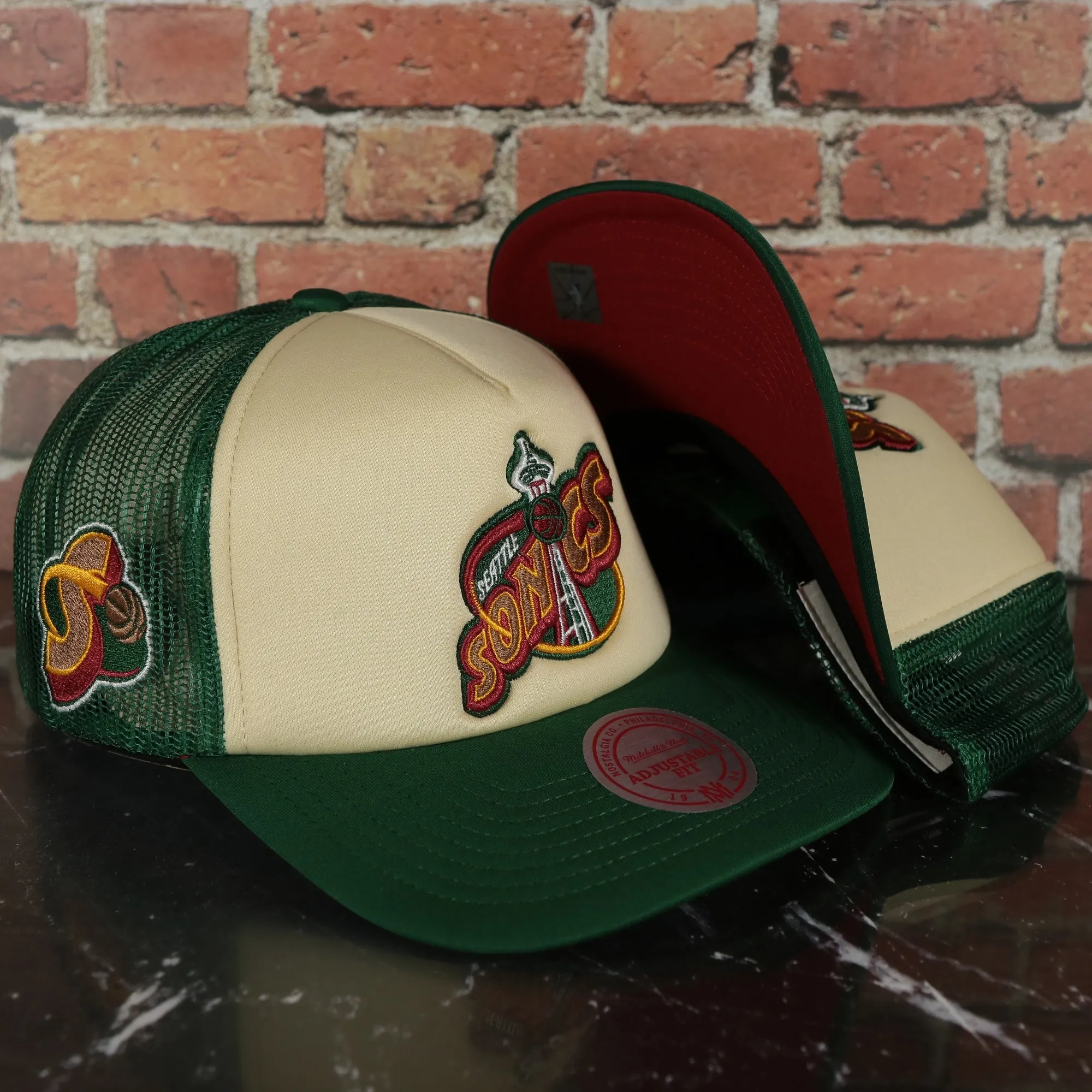 Seattle Supersonics Vintage 1995 Supersonics side patch Red Bottom 2-Tone Foam Trucker Hat | Green/Off-White Mitchell and Ness H