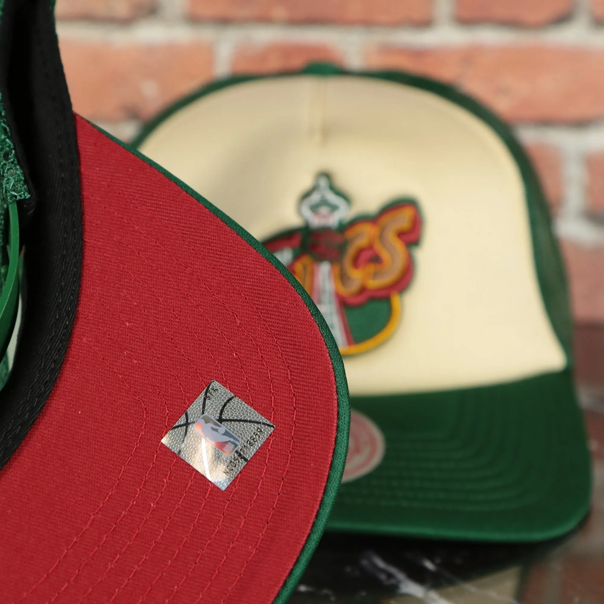 Seattle Supersonics Vintage 1995 Supersonics side patch Red Bottom 2-Tone Foam Trucker Hat | Green/Off-White Mitchell and Ness H