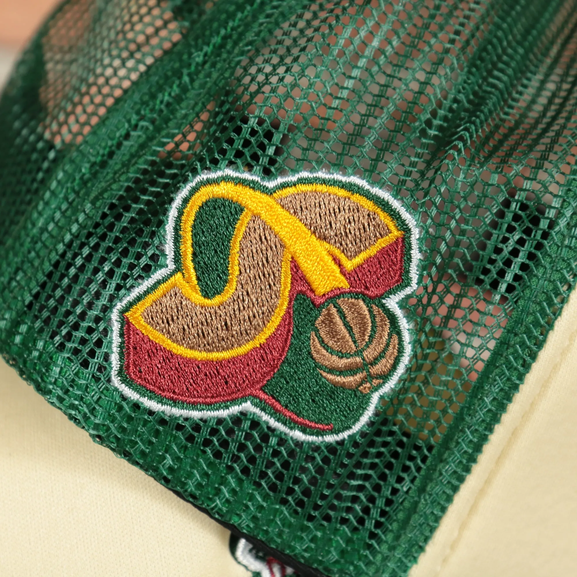 Seattle Supersonics Vintage 1995 Supersonics side patch Red Bottom 2-Tone Foam Trucker Hat | Green/Off-White Mitchell and Ness H